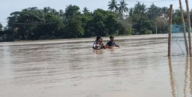 ରାସ୍ତା ଉପରେ ୪ଫୁଟର ପାଣି ଚାଲିଥିବାରୁ ଗମନାଗମନ ବାଧାପ୍ରାପ୍ତ