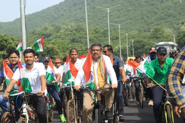 ବରୁଣେଇରୁ ‘ମେରି ମିଟି ମେରି ଦେଶ’ ଅଭିଯାନରେ ସଂଗୃହୀତ ହେଲା ମାଟି