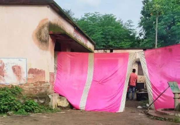 ସ୍କୁଲ ପରିସରରେ ଦଶାହ କାର୍ଯ୍ୟ ଭୋଜି; ପାଠ ପଢ଼ିବାକୁ ଆସି ଫେରିଗଲେ ଛାତ୍ରଛାତ୍ରୀ