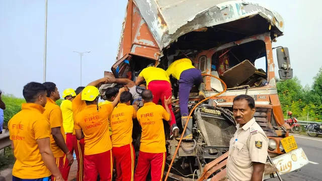 ଲୁହାପଥର ବୋଝେଇ ଟ୍ରକକୁ ପଛରୁ ପିଟିଲା କଣ୍ଟେନର; ଚାଳକ ମୃତ, ଡୋର କାଟି ବାହାର କରାଗଲା ମୃତହେଦ