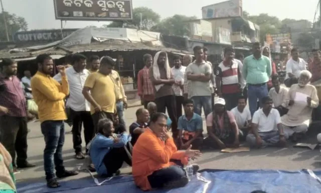 ଚାଷୀ ଦମ୍ପତିଙ୍କୁ ହାତୀ ଆକ୍ରମଣ ଘଟଣା: ରାଜପଥରେ ମୃତଦେହ ରଖି ଆନ୍ଦୋଳନ, ଅଟକିଲା ଶତାଧିକ ଯାନବାହନ