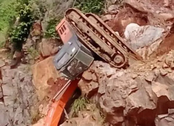 ପାହାଡ଼ ତଳକୁ ଖସିଲା ପୋକଲିନ, ଚାଳକ ଗୁରୁତର