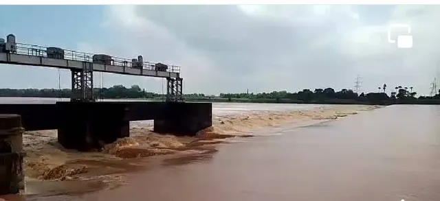 ବୈତରଣୀ ବନ୍ୟା: ଆଖୁଆପଦାରେ କମୁଛି ଜଳସ୍ତର; ବୁଡ଼ିଛି ରାସ୍ତା, ଯୋଗାଯୋଗ ବିଚ୍ଛିନ୍ନ