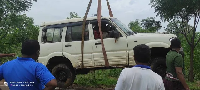 ରାସ୍ତା ତଳକୁ ଖସିଲା ଚୋରା ଦେଶୀମଦ ବୋଝେଇ ଗାଡ଼ି: ଜଣେ ଅଟକ