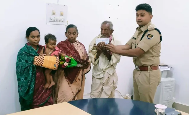 ବୌଦ୍ଧ ଜିଲ୍ଲା ପୁଲିସର ମାନବିକତା: ଦୁର୍ଘଟଣାରେ ମୃତକଙ୍କ ପରିବାରକୁ ଆର୍ଥିକ ସହାୟତା