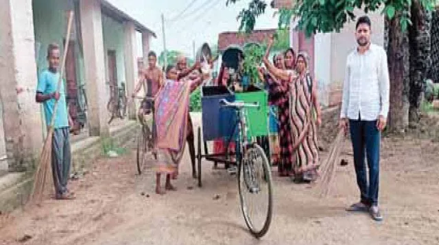 ନିଆରା ଉଦାହରଣ: ଘରକୁ ଘର ବୁଲି ଅଳିଆ ସଂଗ୍ରହ କରୁଛନ୍ତି ସରପଞ୍ଚ