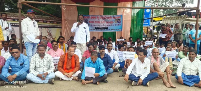 ଉପଜିଲ୍ଲାପାଳ ଅଫିସ୍‌ ଆଗରେ ଚାଷୀଙ୍କ ବିକ୍ଷୋଭ