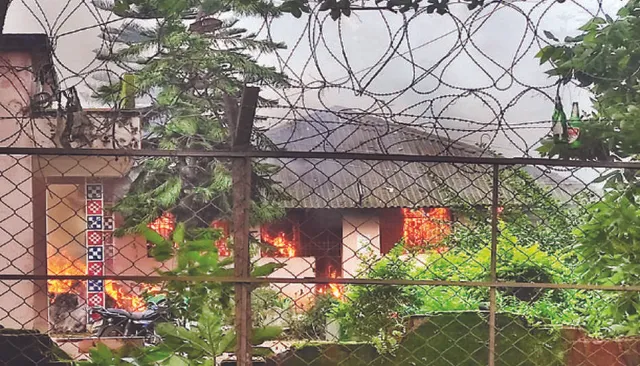 ଗଞ୍ଜେଇକୁ ନେଇ ତାତିଲେ ଲୋକେ: ଥାନା ଜାଳିଲେ, ବନ୍ଧୁକ ଲୁଟିଲେ