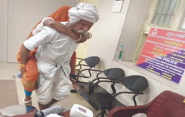 ବୃଦ୍ଧା ପତ୍ନୀଙ୍କୁ କାନ୍ଧରେ ବୋହି ଡାକ୍ତରଖାନା ନେଲେ ବୃଦ୍ଧ