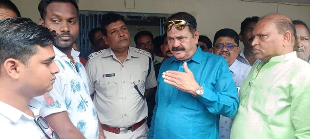 ଋଣ ଆଦାୟକୁ କେନ୍ଦ୍ର କରି ଗାଡ଼ି ମାଲିକଙ୍କୁ ହତ୍ୟା ଘଟଣା: ଅଭିଯୁକ୍ତକୁ ଗିରଫ ଦାବିରେ ଥାନା ଘେରିଲେ ବିଧାୟକ 