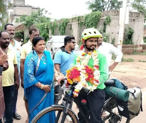 ମୃତ୍ତିକା ଅବକ୍ଷୟ ସୁରକ୍ଷା ପାଇଁ ସାଇକଲରେ ଦେଶ ଭ୍ରମଣ