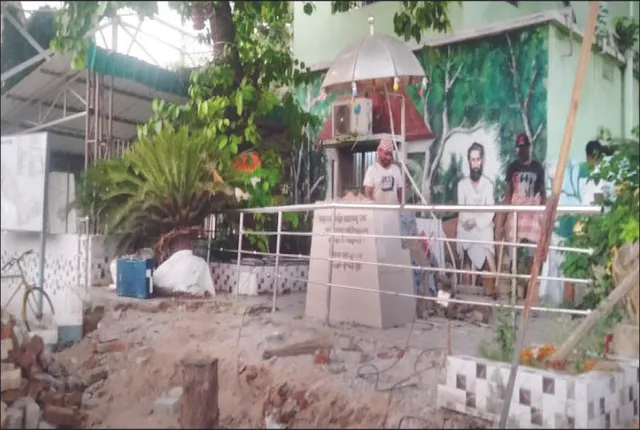 ଉତ୍କଳମଣି ଗୋପବନ୍ଧୁଙ୍କୁ ଅନାଦର: ଡାକ୍ତରଖାନା ପରିସରରୁ  ହଟେଇଦେଲେ ପ୍ରତିମୂର୍ତ୍ତି