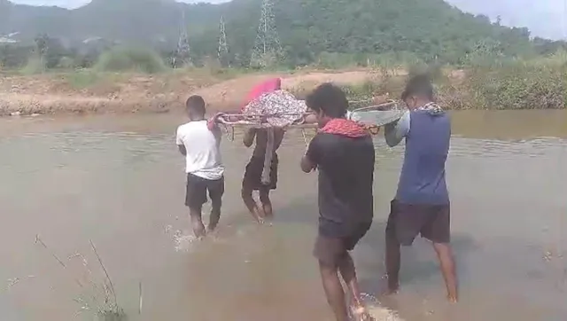 ପୁଣି ଷ୍ଟ୍ରେଚରରେ ଦୁଇ କିଲୋମିଟର ବୁହାହେଲେ ଗର୍ଭବତୀ ମହିଳା