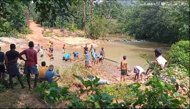 ନାଳରେ ଅସ୍ଥାୟୀ ରାସ୍ତା ନିର୍ମାଣ କଲେ ଲୋକେ