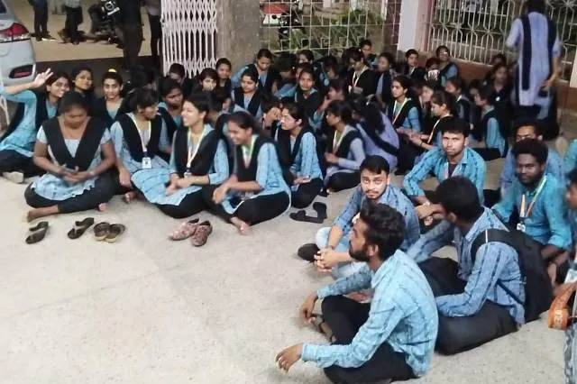 ରାଜେନ୍ଦ୍ର ବିଶ୍ବବିଦ୍ୟାଳୟ ହଷ୍ଟେଲ ଫି’ ବୃଦ୍ଧି: ପୁନଃ ବିଚାର କରାଯିବ, ଧାରଣାରୁ ଉଠିଲେ ଛାତ୍ରଛାତ୍ରୀ