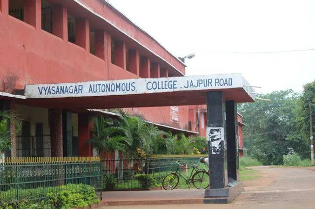 ଛାତ୍ରାବାସରେ ଅଣଛାତ୍ରଙ୍କ ପ୍ରବେଶକୁ ନେଇ ଗଣ୍ଡଗୋଳ: ୭ଟା ପରେ ଛାତ୍ରାବାସ ବନ୍ଦ