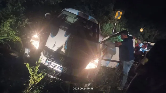 ବଡ଼ଘାଟିରେ ବାଇକ୍‌କୁ ଧକ୍କା ଦେଇ ଓଲଟିଲା ଟ୍ରକ୍‌; ୨ ମୃତ, ୩ ଗୁରୁତର