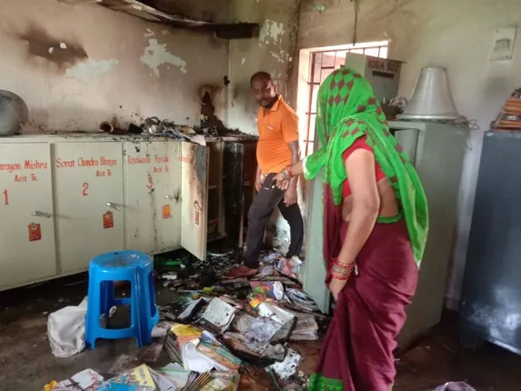 ବିଦ୍ୟାଳୟରେ ମଧ୍ୟାହ୍ନ ଭୋଜନ ବେଳେ ଜଳିଗଲା ଗ୍ୟାସ୍‌ ସିଲିଣ୍ଡର; ଅଘଟଣରୁ ବର୍ତ୍ତିଗଲେ ଛାତ୍ରଛାତ୍ରୀ।