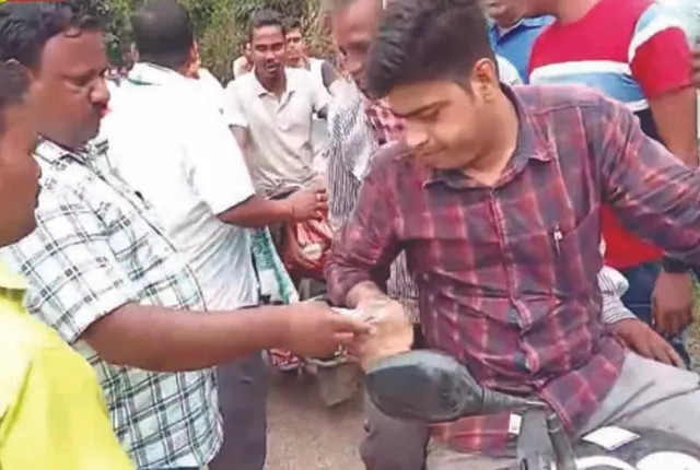 ୫-ଟି ସଚିବଙ୍କ ସଭାକୁ ଲୋକ ଯୋଗାଡ଼ ପାଇଁ ପିଇଓଙ୍କ ଟଙ୍କା ବଣ୍ଟା ଭିଡିଓ ଭାଇରାଲ