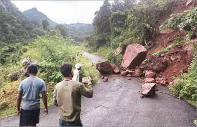 ଗଜପତିରେ ଧସିଲା ପାହାଡ଼: ୩ ଗାଁକୁ ଯୋଗାଯୋଗ ସମ୍ପୂର୍ଣ୍ଣ ବିଚ୍ଛିନ୍ନ