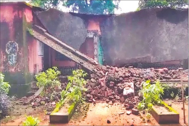 ଭୁଶୁଡ଼ିଲା ବିଦ୍ୟାଳୟ କୋଠା: ବର୍ତ୍ତିଗଲେ ପିଲା