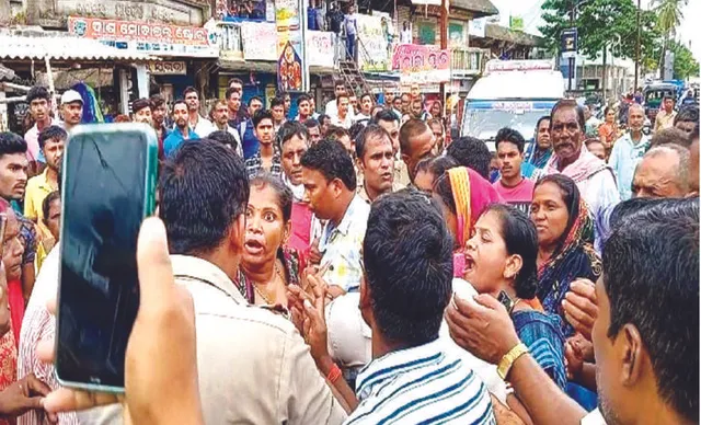 ଚାଉଳ ନ ମିଳିବାରୁ ତାତିଲେ ମହିଳା: ଯୋଗାଣ ନିରୀକ୍ଷକଙ୍କୁ ରାସ୍ତା​ରେ ଚଲାଇ ଚଲାଇ ନେଲେ