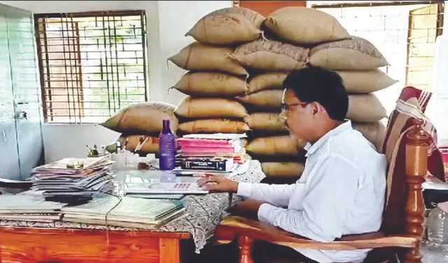 ସାଇକଲ୍‌ ଷ୍ଟାଣ୍ଡ୍‌ରେ ପାଠପଢ଼ା: ପ୍ରଧାନ ଶିକ୍ଷକଙ୍କ କକ୍ଷ ଚାଉଳ ଗୋଦାମ