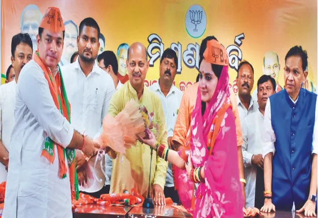 ବିଜେପିରେ ଯୋଗଦେଲେ ପୂର୍ବ ବିଜେଡି ସାଂସଦ ଅର୍କ କେଶରୀ: ମାଳବିକାଙ୍କ ପାଇଁ ଦିବ୍ୟଶଙ୍କରଙ୍କ ଅଡ଼ୁଆ ବଢ଼ିଲା