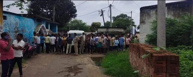 ଜମିରେ ପାଣି ମଡ଼ାଇବାକୁ ନେଇ ହତ୍ୟାକାଣ୍ଡ; ବାପା ମୃତ, ପୁଅ ଗୁରୁତର