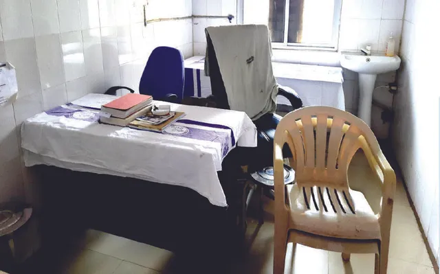 ବାହାରେ ଚକାଚକ୍‌, ଭିତରେ ଫମ୍ପା