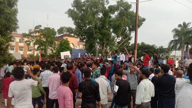 ରାସ୍ତା ନିର୍ମାଣରେ ବିଳମ୍ବ ଓ ନିମ୍ନମାନର କାମ ବିରୋଧରେ ଜିଲ୍ଲାପାଳଙ୍କ କାର୍ଯ୍ୟାଳୟ ଘେରାଉ