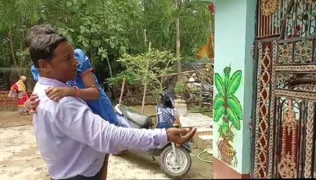 ଗୁରୁ ହେବ ତ ଏମିତି: ଅସୁସ୍ଥ ଛାତ୍ରୀଙ୍କୁ କୋଳରେ ଧରି ସାହାଯ୍ୟ ଭିକ୍ଷା କରୁଛନ୍ତି ଶିକ୍ଷକ