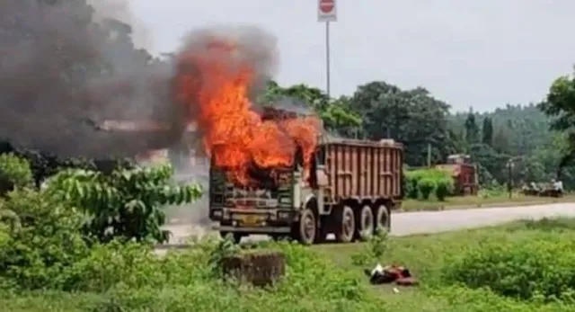 ଜଳିଗଲା ୧୨ଚକିଆ ଟ୍ରକ୍‌, ବର୍ତ୍ତିଗଲେ ଚାଳକ ଓ ସହାୟକ