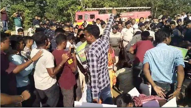 ବାତିଲ୍ ହେଲା ରାମକୀର ଜନଶୁଣାଣି: ଷ୍ଟେଜ୍ ଭାଙ୍ଗିଲେ, ଚେୟାର ଫିଙ୍ଗିଲେ, ପୁଲିସ୍‌ର ଲାଠି ଚାର୍ଜ