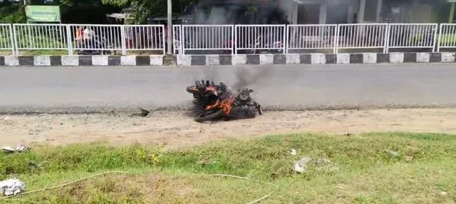 ଦୁର୍ଘଟଣାଗ୍ରସ୍ତ ହୋଇ ସଂପୂର୍ଣ୍ଣ ଜଳିଗଲା ଟିଭିଏସ୍ ମୋପେଡ୍