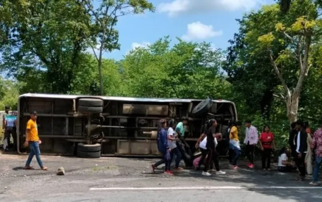 ଚନ୍ଦାହାଣ୍ଡି ଘାଟିରେ ଓଲଟିଲା ସ୍କୁଲ୍‌ ପିଲାଙ୍କୁ ନେଇ ଯାଉଥିବା ବସ୍‌; ଖେଳ ଶିକ୍ଷକ ମୃତ, ୨୦ରୁ ଊର୍ଦ୍ଧ୍ବ ଛାତ୍ରଛାତ୍ରୀ ଆହତ