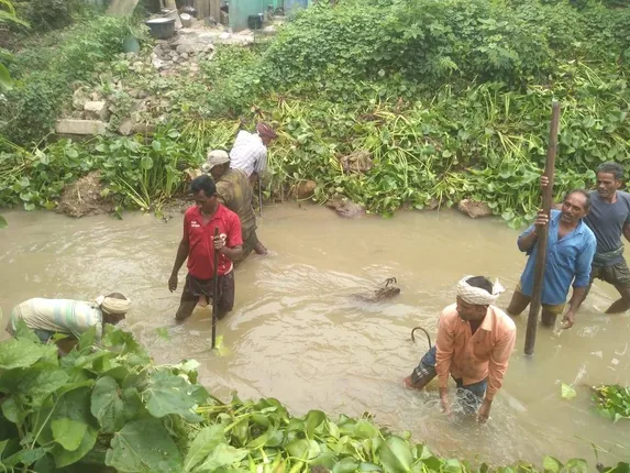 ଓଡ଼ିଶାରେ କେନାଲ ସଫା କରୁଛନ୍ତି ଆନ୍ଧ୍ର ଚାଷୀ, ଉପକୃତ ହେଉଛନ୍ତି ଉଭୟ ରାଜ୍ୟର ଲୋକେ