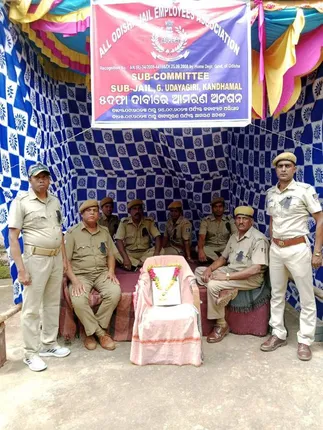 ୫ ଦଫା ଦାବି ନେଇ ନିଖିଳ ଓଡ଼ିଶା କାରାଗାର ମହାସଂଘ ପକ୍ଷରୁ କଳାବ୍ୟାଚ ପରିଧାନ ସହ ଆମରଣ ଅନଶନ