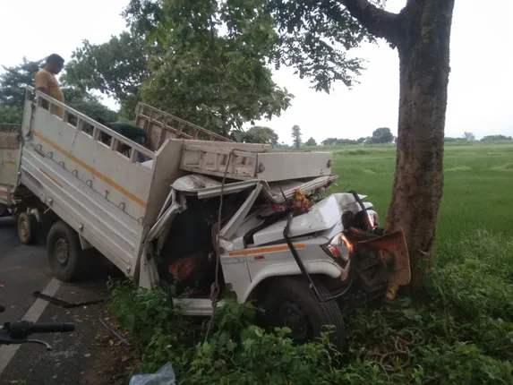 ଭାରସାମ୍ୟ ହରାଇ ଗଛରେ ପିଟିଲା ମ୍ୟାକ୍ସ ପିକ୍‌ଅପ୍‌, ଦୁଇ ଗୁରୁତର