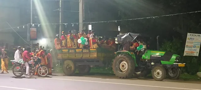 ରାଇରଙ୍ଗପୁରରେ ବିଜେଡିର ଜିଲ୍ଲାସ୍ତରୀୟ ନେତୃତ୍ୱ ସମ୍ମିଳନୀରେ ନୃତ୍ୟ ପରିବେଷଣ କରିବାକୁ ଆସିଥିବା ନୃତ୍ୟ ଦଳ।