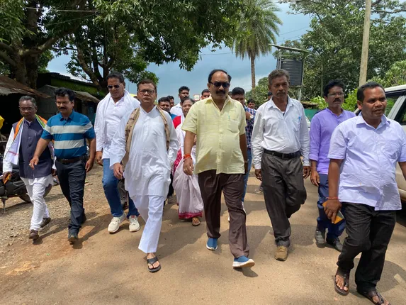 ଦୁଷ୍କର୍ମ ପୀଡ଼ିତା ଓ ପରିବାରକୁ ଭେଟିଲେ ସାଂସଦ, ପୀଡିତାଙ୍କୁ ନ୍ୟାୟ ଦେବା ପାଇଁ ଦାବି କଲେ