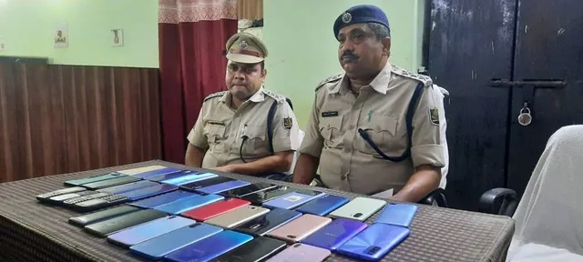 ଦୋକାନସଟର ଭାଙ୍ଗି ମୋବାଇଲ ଓ ନଗଦ ଟଙ୍କା ନେଇଯାଇଥିଲେ ୪ ନାବାଳକ, ୩୫ ମୋବାଇଲ୍‌ ଉଦ୍ଧାର