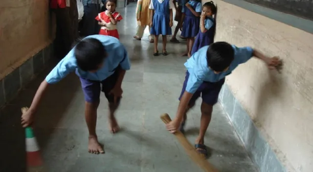 ସ୍କୁଲରେ ଛାତ୍ରଛାତ୍ରୀ ଝାଡ଼ୁ କରିବା ପ୍ରସଙ୍ଗ, ଶିକ୍ଷୟିତ୍ରୀଙ୍କୁ କାରଣଦର୍ଶାଅ ନୋଟିସ୍‌