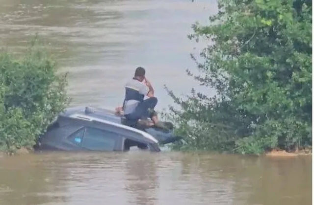 ଗଳି ପୋଲରେ ଭାସିଗଲା କାର, ଗଛରେ ଚଢ଼ିଛନ୍ତି କାର ଚାଳକ