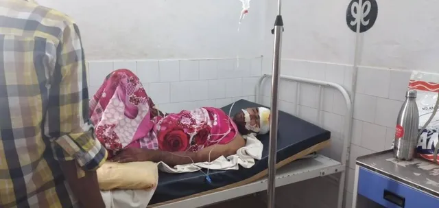 ଆମ୍ବୁଲାନ୍ସ ଅଭାବରୁ ସ୍ଥାନାନ୍ତରିତ ସତ୍ତ୍ୱେ ଡାକ୍ତରଖାନାର ଶଯ୍ୟାରେ ଛଟପଟ ହେଉଛନ୍ତି ଗୁରୁତର ବାପ-ଝିଅ