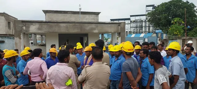 ‘ବୌଦ୍ଧ ଡିଷ୍ଟିଲାରି’ରେ ଶ୍ରମିକ ଶୋଷଣ ଅଭିଯୋଗ, ମୁଖ୍ୟ ଫାଟକ ଆଗରେ ଶ୍ରମିକଙ୍କ ଅହୋରାତ୍ର ଧାରଣା