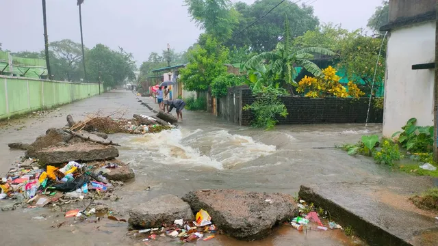 ଛାରଖାର କରିଦେଲା ବର୍ଷା: କେଉଁଠି ରାସ୍ତା ବୁଡ଼ିିଛି ତ କେଉଁଠି ଘରେ ପଶିଛି ପାଣି
