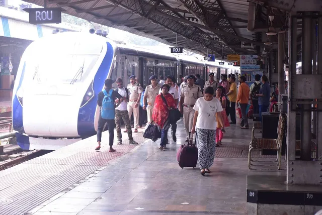 ବନ୍ଦେ ଭାରତର ପ୍ରଥମ  ଯାତ୍ରା: ପ୍ରଥମ ଦିନରେ ଯାତ୍ରାକଲେ ୫୮୪ 