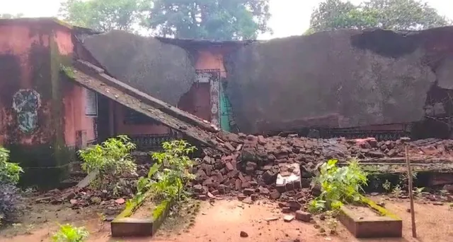 ବର୍ଷାରେ ଧରାଶାୟୀ ବିଦ୍ୟାଳୟ କୋଠା, ବର୍ତ୍ତିଗଲେ ପିଲା