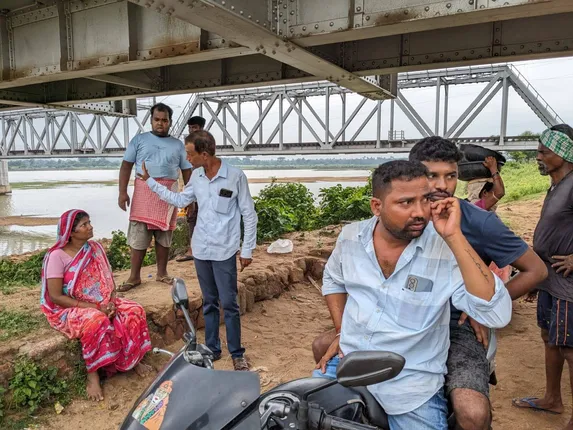 ଋଷିକୁଲ୍ୟା ନଦୀକୁ ଡେଇଁ ବିବାହିତାଙ୍କ ଆତ୍ମହତ୍ୟା ଉଦ୍ୟମ: ଜୀବିତ ଉଦ୍ଧାର କଲେ ସ୍ବେଚ୍ଛାସେବୀ, ପୁଲିସକୁ ହସ୍ତାନ୍ତର